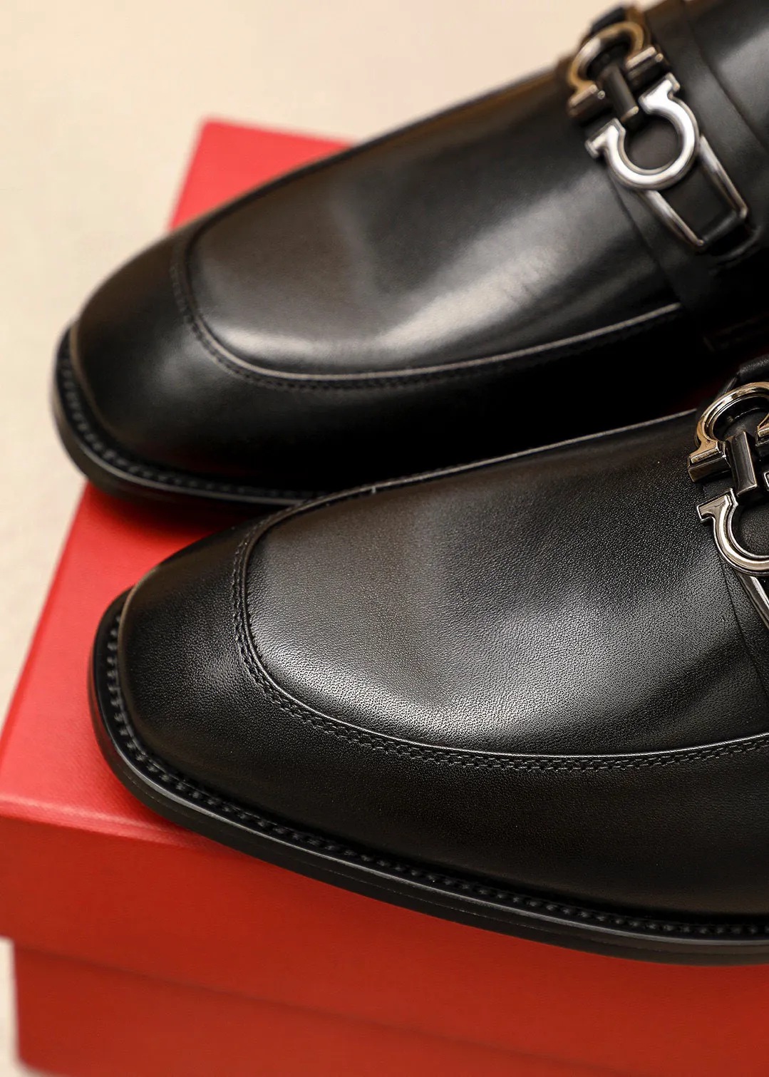 Men's shoes 💰460 💐 Product trademark: Ferragamo "Ferragamo" casual leather shoes Regular size: 38-44 (45.46🉑️customized) Product materials: Selected imported first-layer calfskin upper + luxury hardware buckle, imported water-dyed cowhide leather lining. Strong three-dimensional visual effect, original rubber outsole Color: 1⃣️color optional